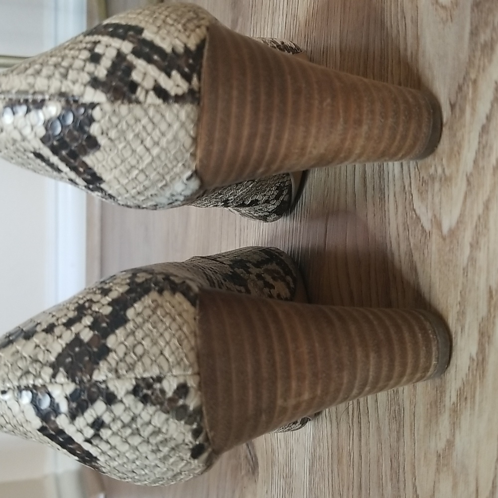 Crown Vintage Snake Skin Closed Toe Heels - Picture 3 of 9